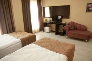 Отель Karagat Hotel Каракол Номер с 2 кроватями размера "queen-size" c доступом для лиц с ограниченными физическими возможностями-2